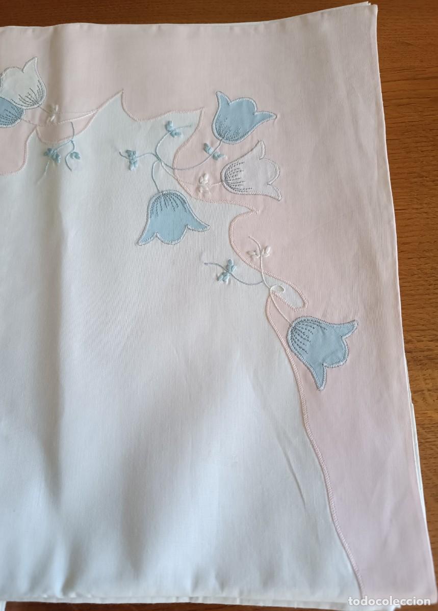Artesan&iacute;a: Juego de sabanas antiguo de algodon blanco, con dibujos en rosa y celeste. - Foto 8