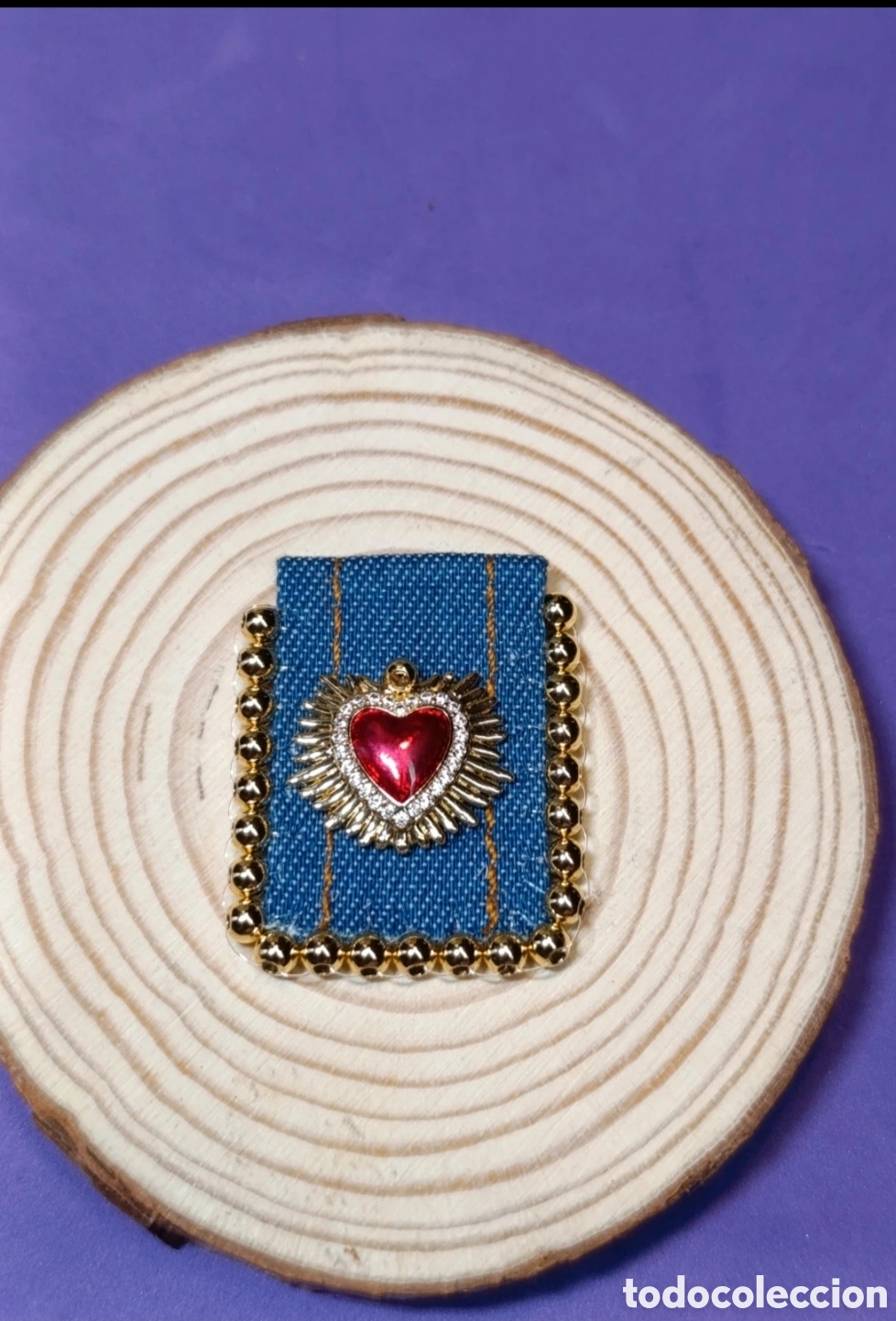 Artesan&iacute;a: Dije artesanal tela vaquera y corazon acrilico rojo borlas doradas