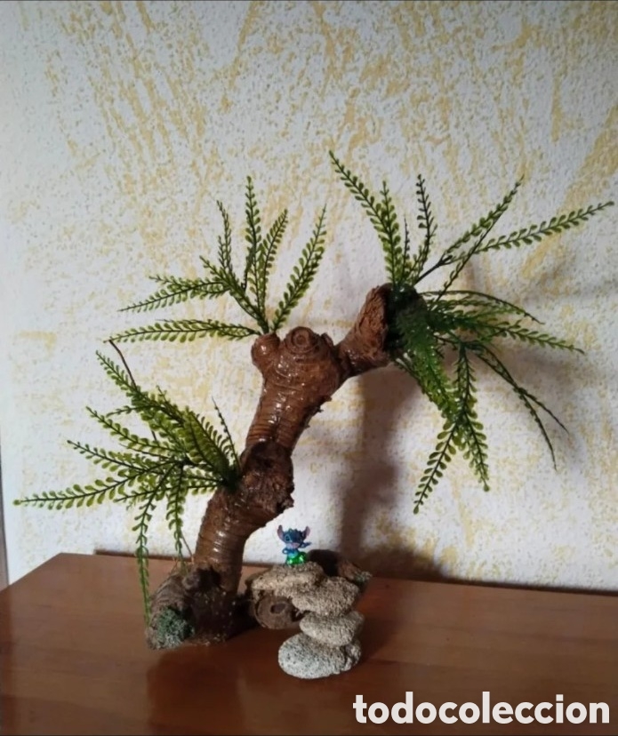 Artesan&iacute;a: Escultura artesanal tipo bons&aacute;i con madera de deriva y piedras marinas. Pieza &uacute;nica