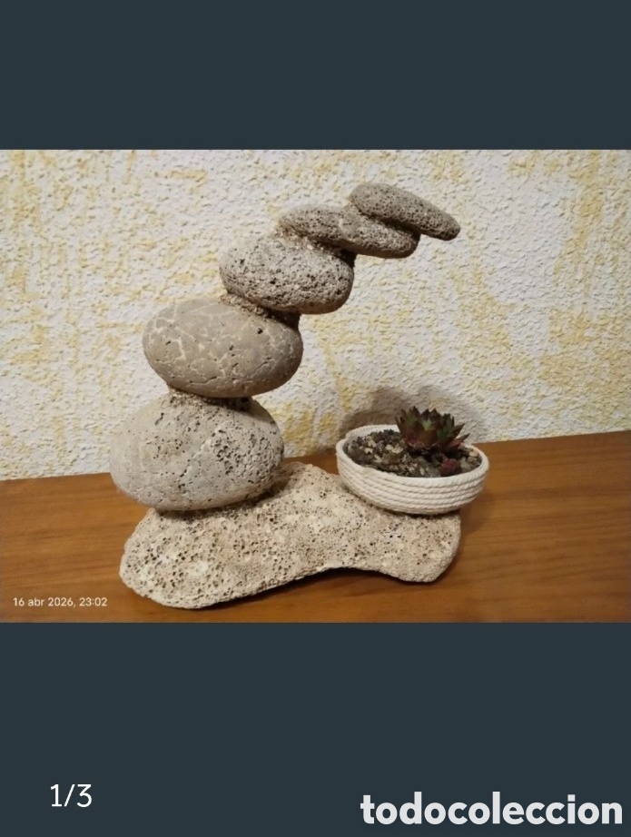 Artesan&iacute;a: Figura Zen artesanal con piedras de mar en equilibrio y planta viva