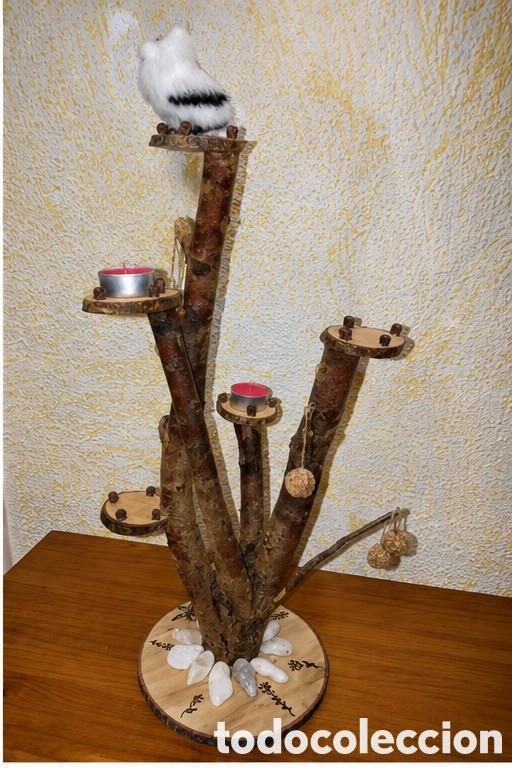 Artesan&iacute;a: &Aacute;rbol decorativo artesanal de madera natural con b&uacute;ho y portavelas