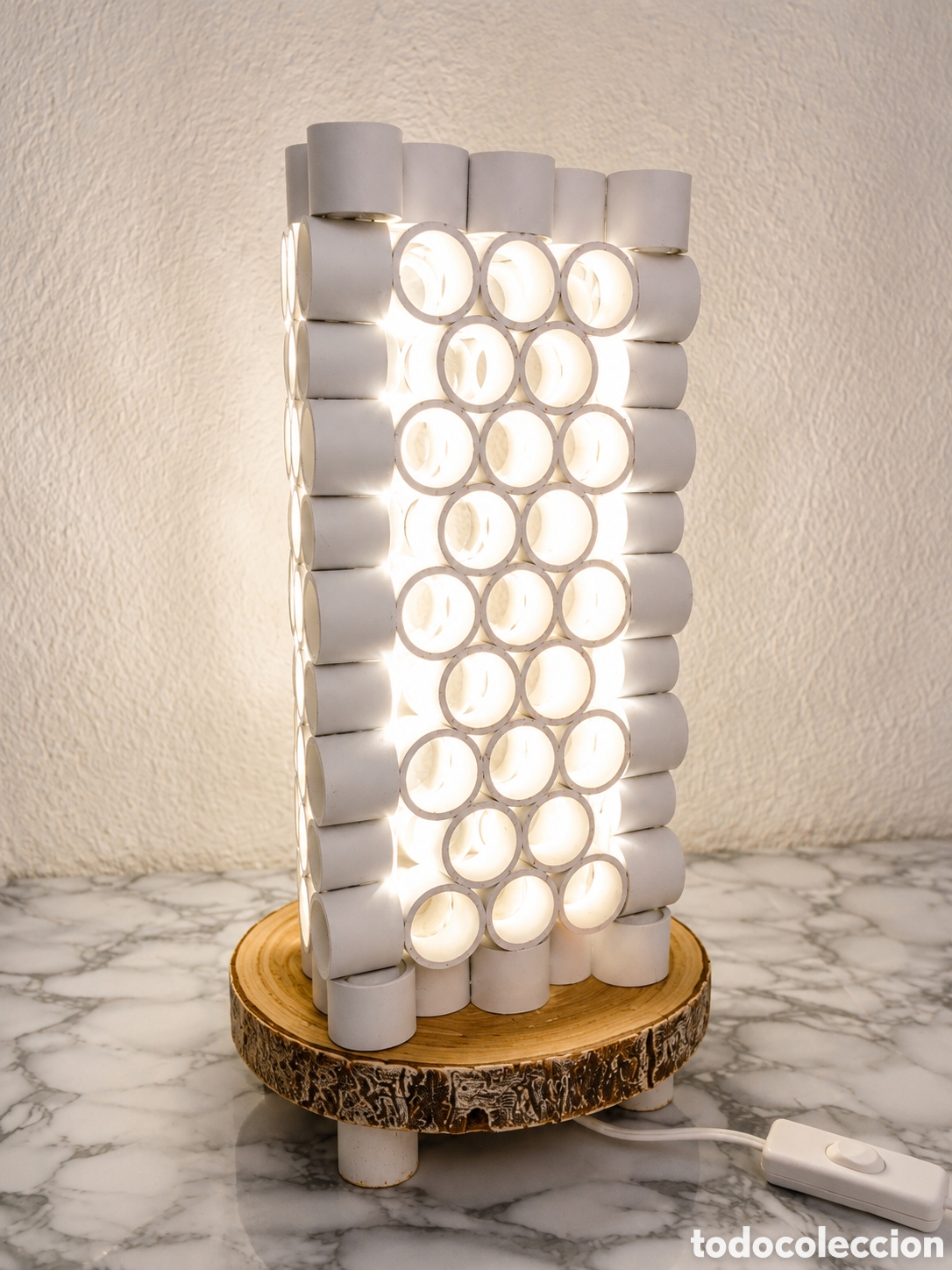 Artesan&iacute;a: L&aacute;mpara de Sobremesa Artesanal con Tubos Reciclados y Base de Madera &ndash; Dise&ntilde;o &Uacute;nico LED