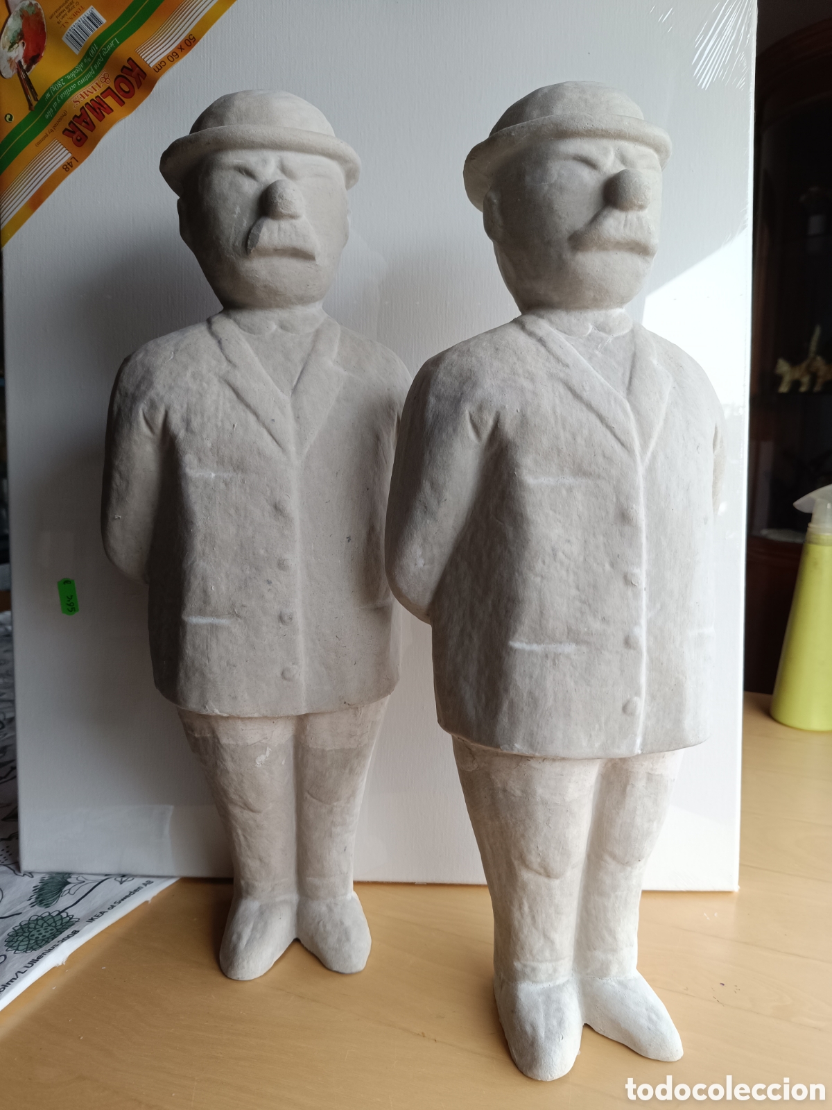 Artesan&iacute;a: Par de figuras de los personajes Hern&aacute;ndez y Fern&aacute;ndez sin pintar.