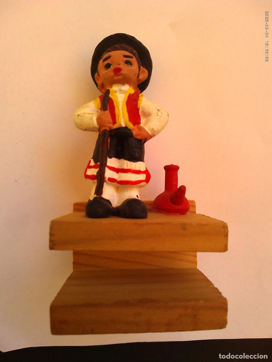Artesan&iacute;a: FIGURITA DE TERRACOTA DE ALBOROX : ALDEANO TIPICO CON PORRON , EN BASE DE MADERA