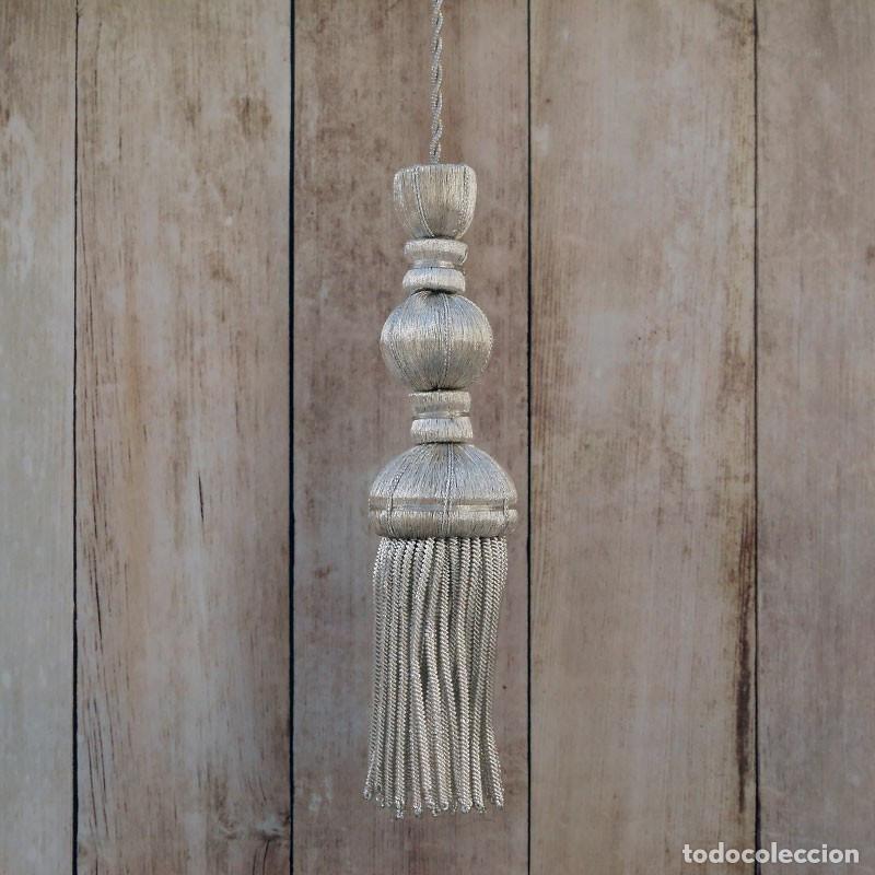 Kunsthandwerk: Borla de plata de 9 cm con fleco de canutillo de 8 cm