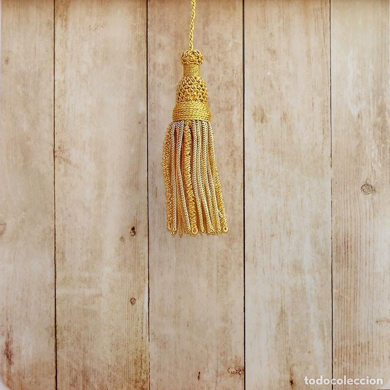 Artisanat: Borla de oro de 5 cm con fleco de canutillo y canel&oacute;n de 8 cm