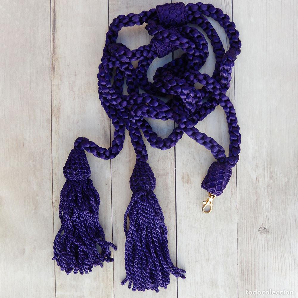 Artisanat: C&iacute;ngulo de seda morada fabricada a mano con borlas de 13 cm