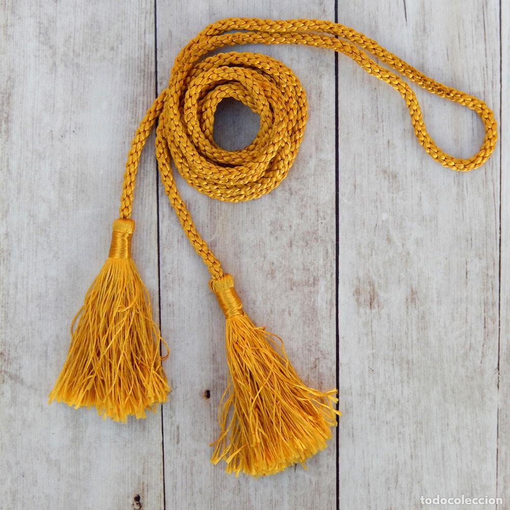 Artisanat: C&iacute;ngulo de seda fina amarilla fabricada a mano 1.5 m con borlas de 8cm
