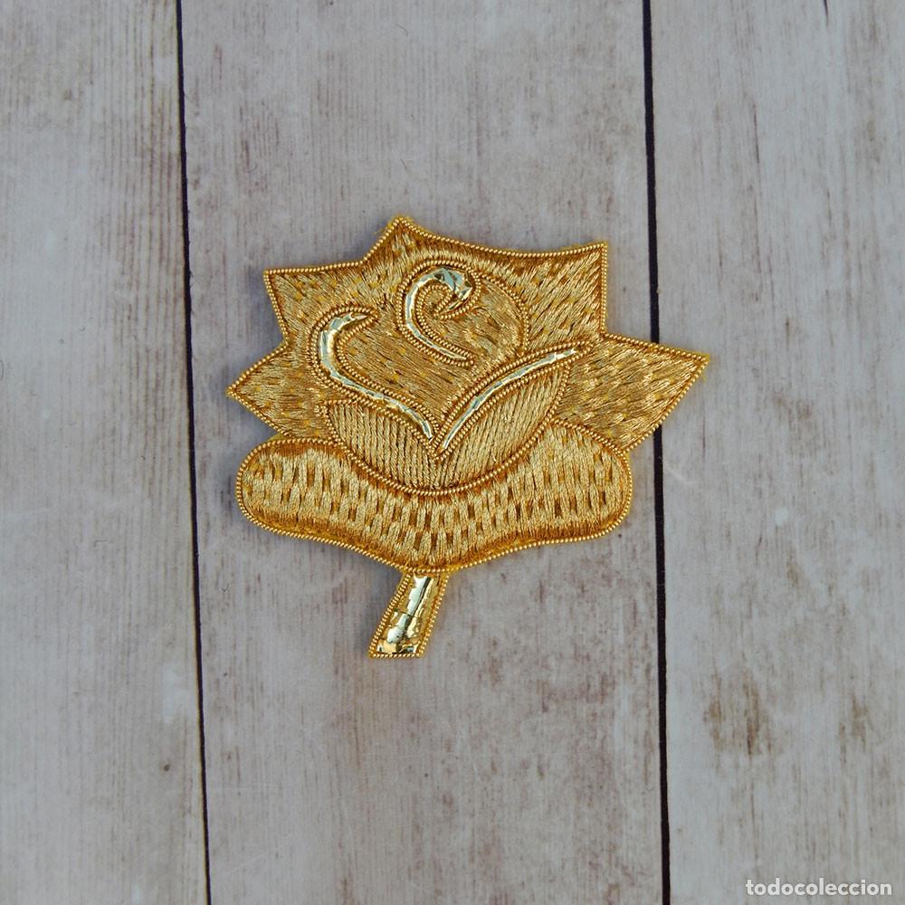 Artisanat: Ornamento de flor fabricado a mano y bordado con hilo dorado
