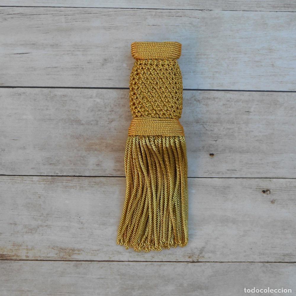 Artisanat: Borla dorada torcida de madera con fleco de canutillo 15 cm