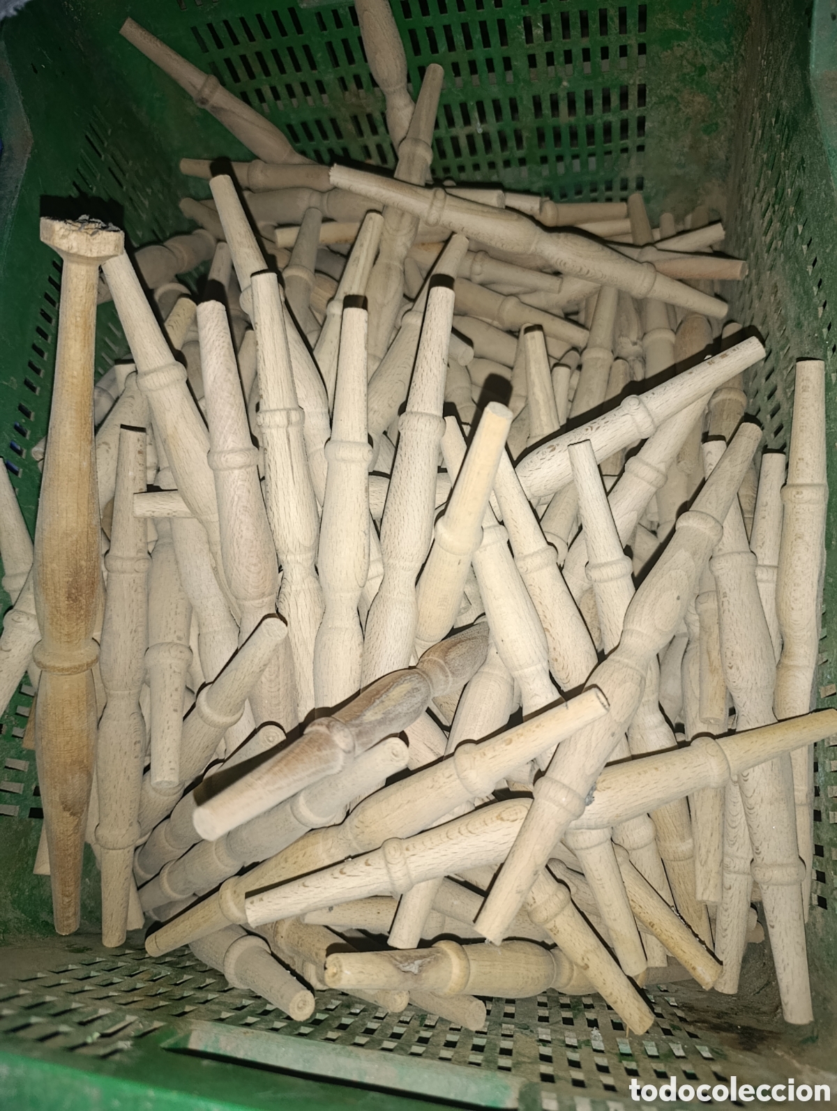 Artesan&iacute;a: Lote de 100 barrotes torneados de madera en crudo.