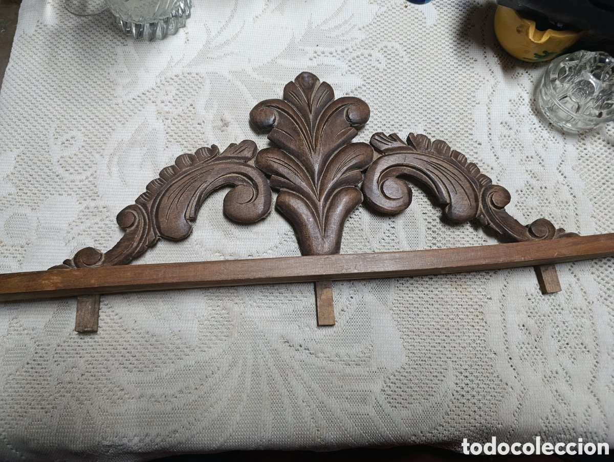 Artesan&iacute;a: Copete de madera con soporte.