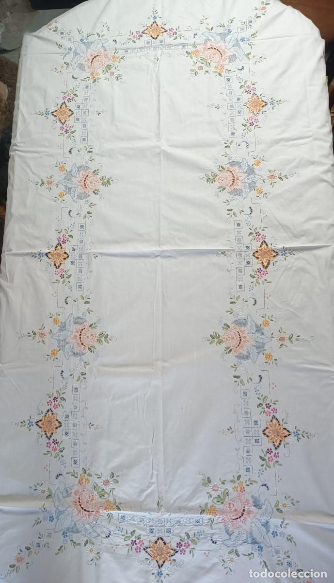 Artesan&iacute;a: Manteleria antigua blanca de 12 servicios.