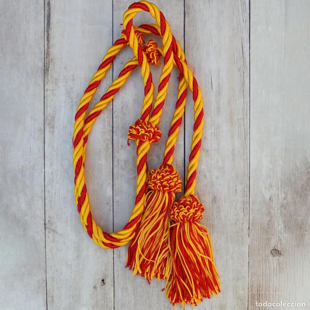 Handicraft: C&iacute;ngulo con Borlas Amarillas y Rojas