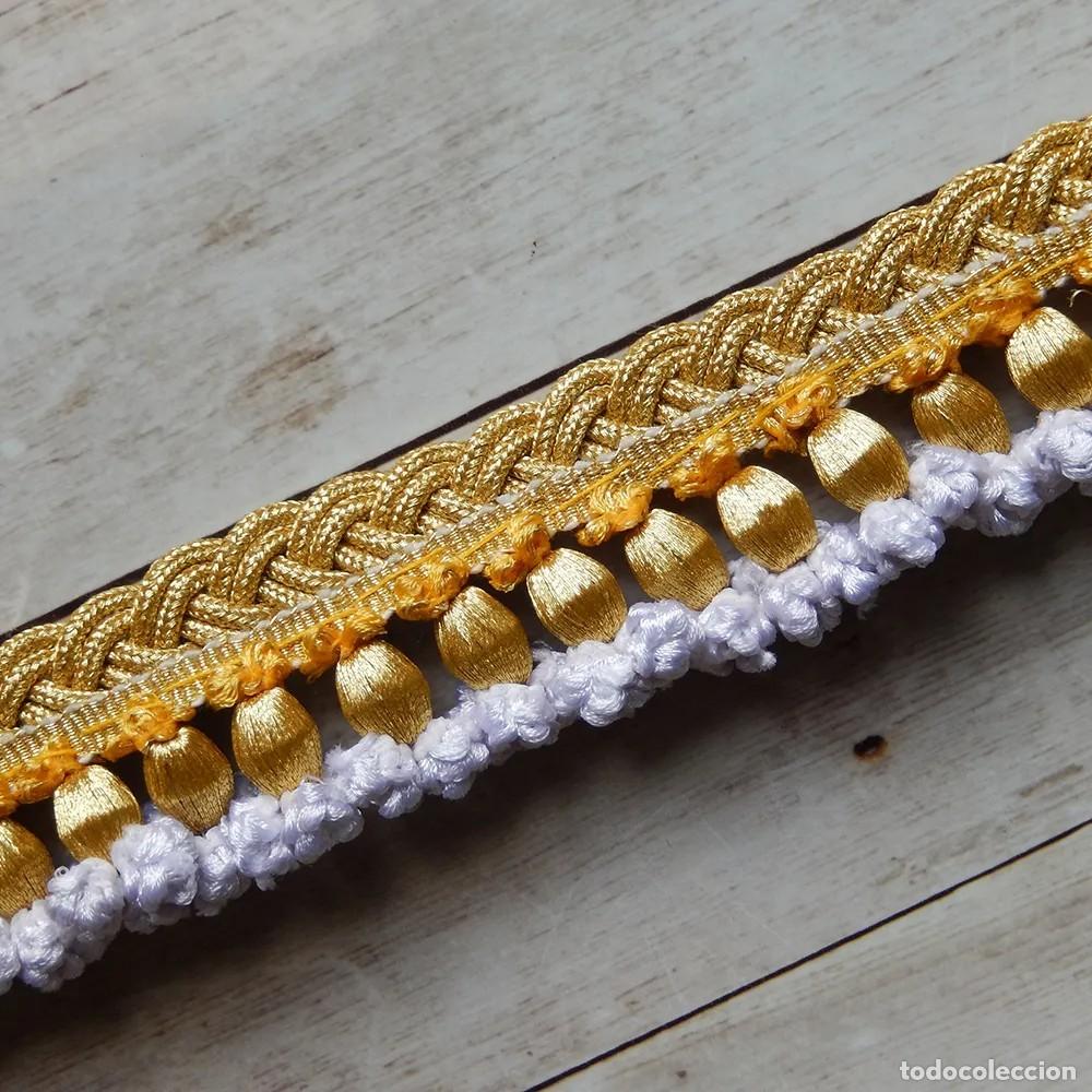 Handicraft: Fleco de oro de bellotas con flores de 3.5 cm