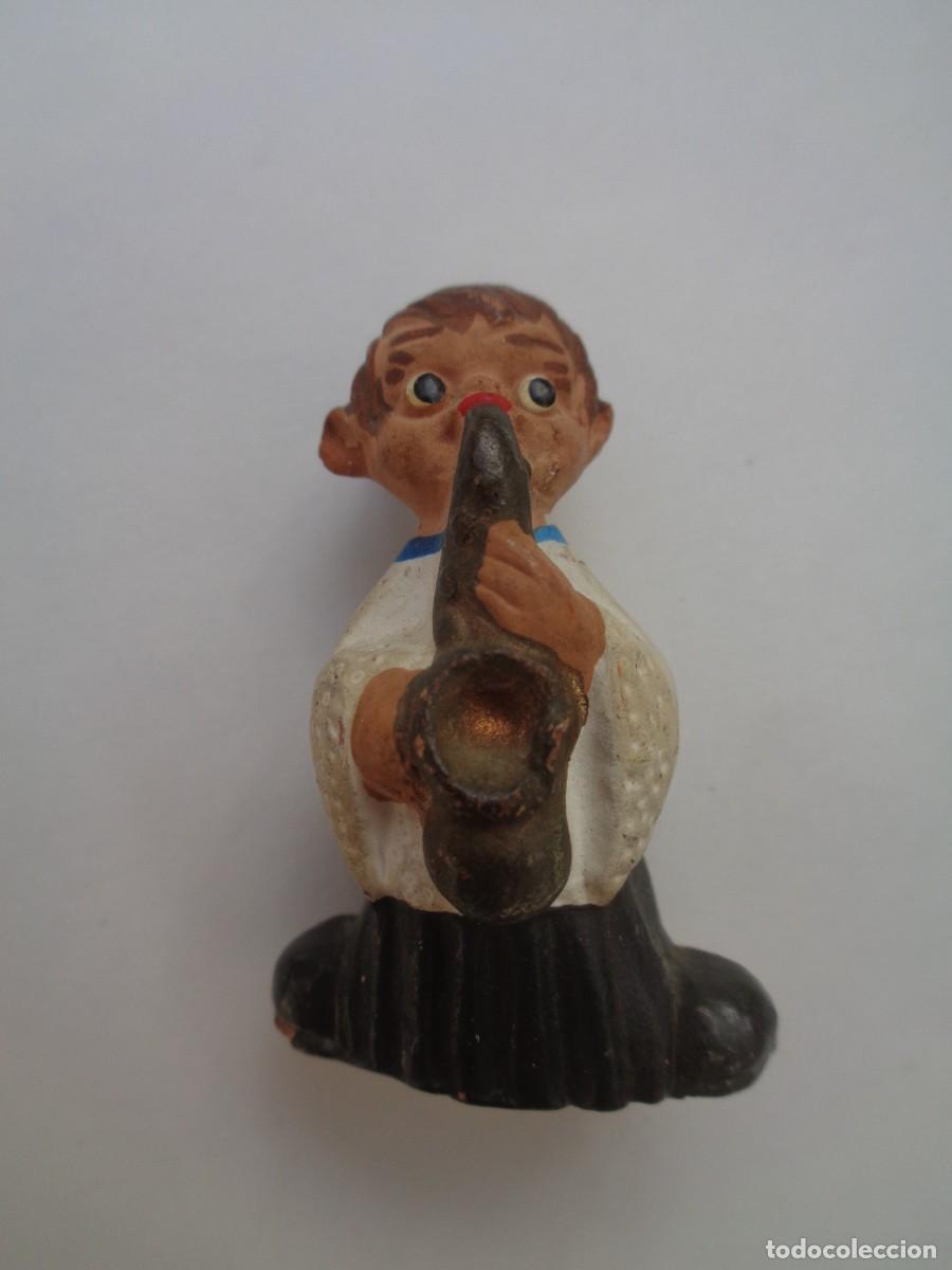 Artesan&iacute;a: FIGURITA DE TERRACOTA DE ALBOROX : MONAGUILLO TOCANDO EL SAXOFON , PINTADA A MANO