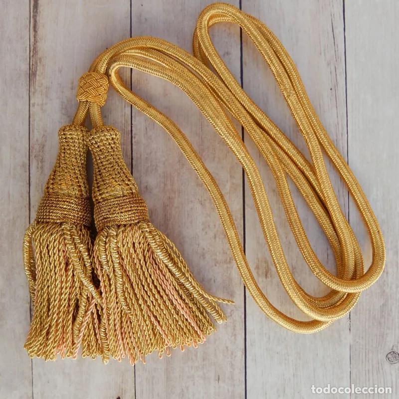 Handicraft: C&iacute;ngulo de oro fabricado a mano y borlas con fleco de rapacejo