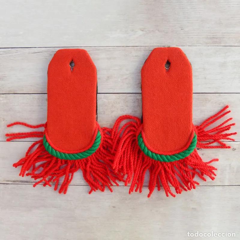Handicraft: Charreteras de seda roja fabricadas a mano