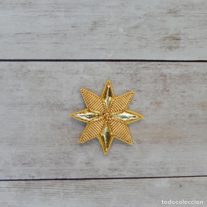 Handicraft: Estrella fabricada a mano y bordada con hilo dorado