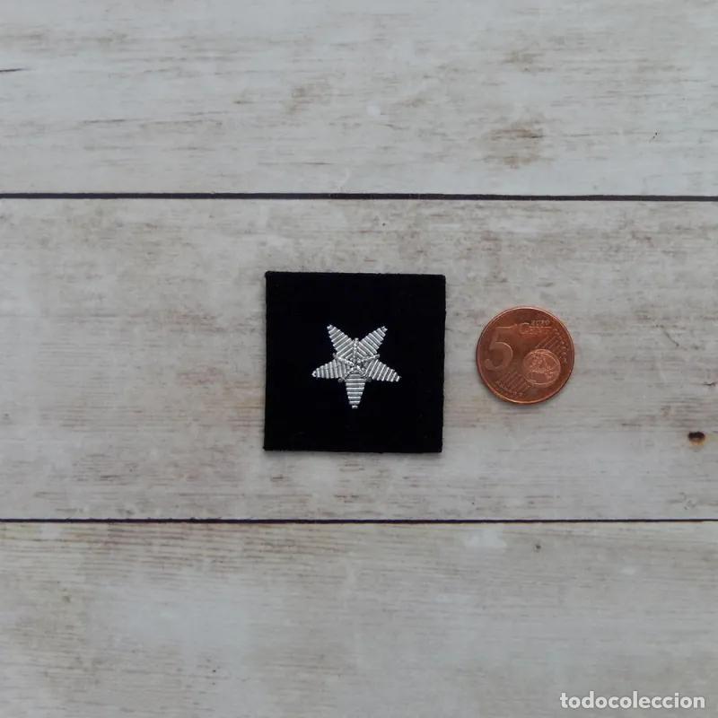 Handicraft: Estrella bordada en plata con fondo de lana negra