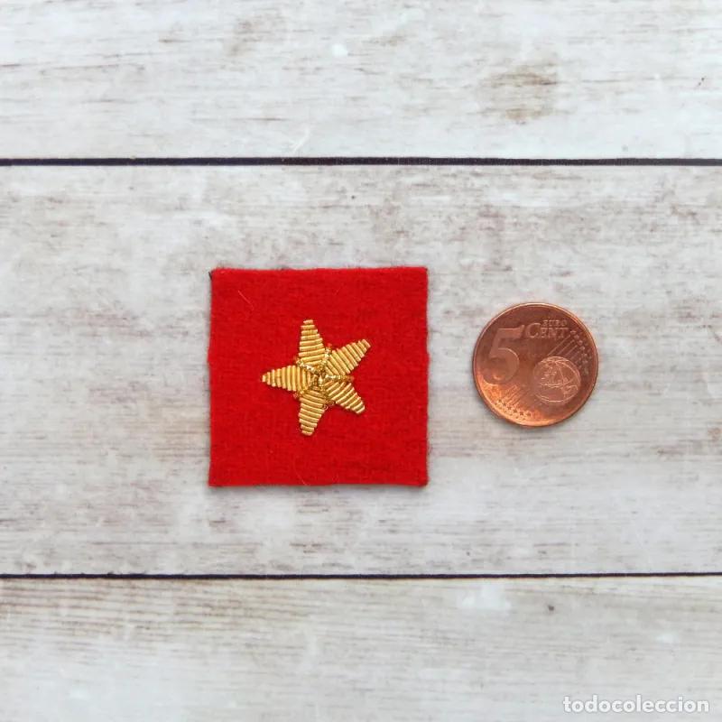 Handicraft: Estrella bordada en oro con fondo de lana roja