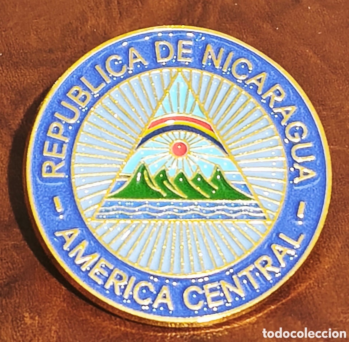 Artesan&iacute;a: Nicaragua. Pin con escudo de Nicaragua