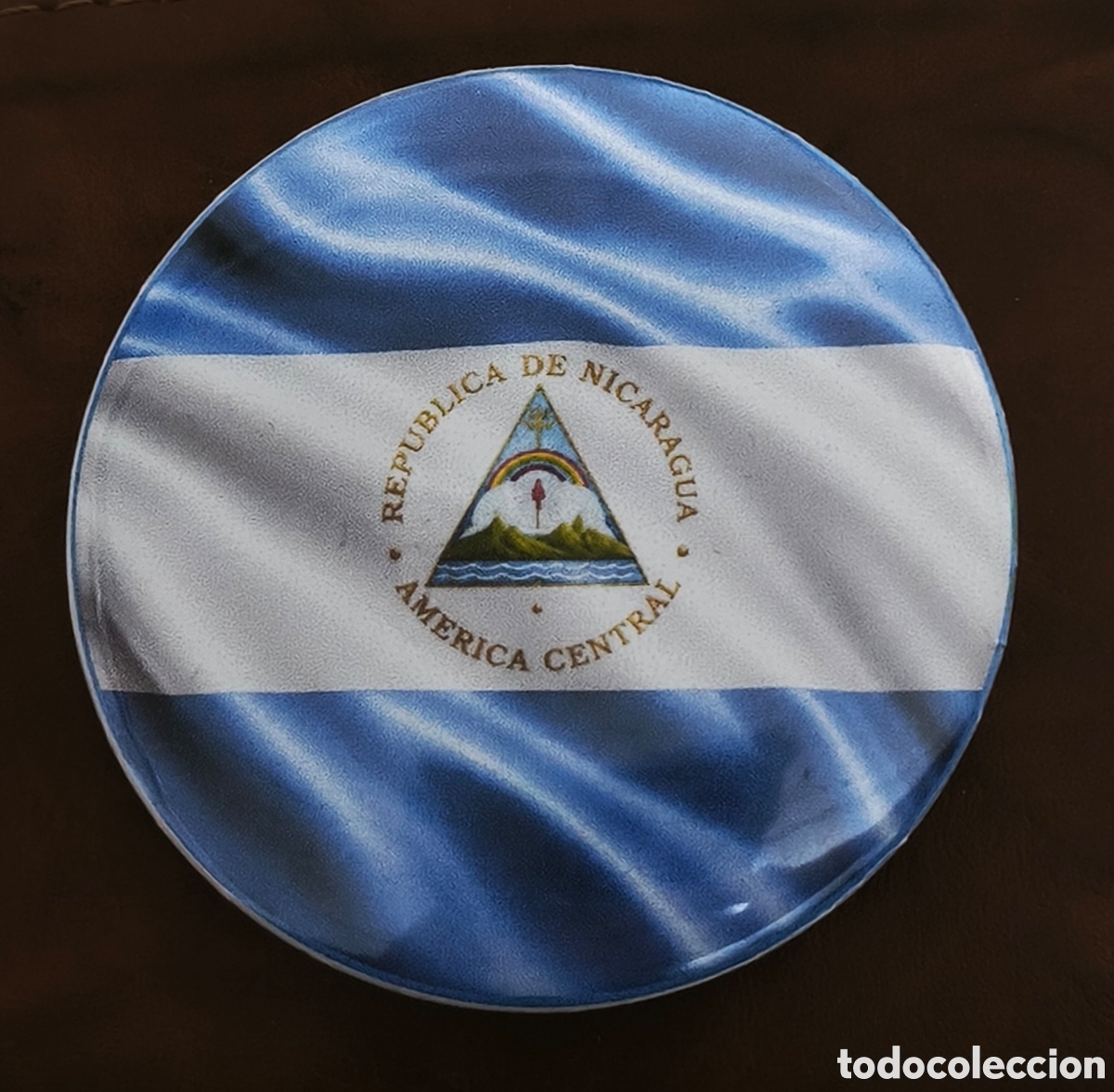 Artesan&iacute;a: Nicaragua. Pin con bandera y escudo