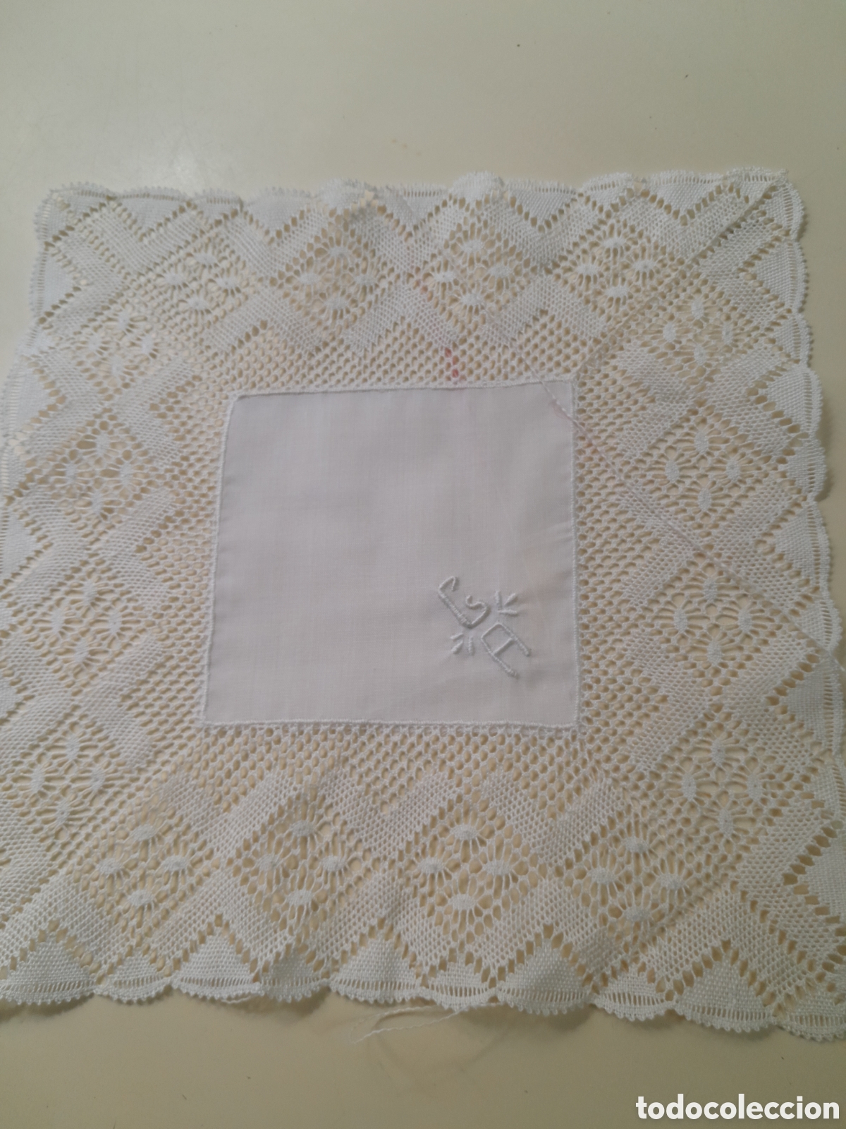 Artesan&iacute;a: Pa&ntilde;uelo artesanal con encaje de bolillos hecho a mano-21 x 21 cn