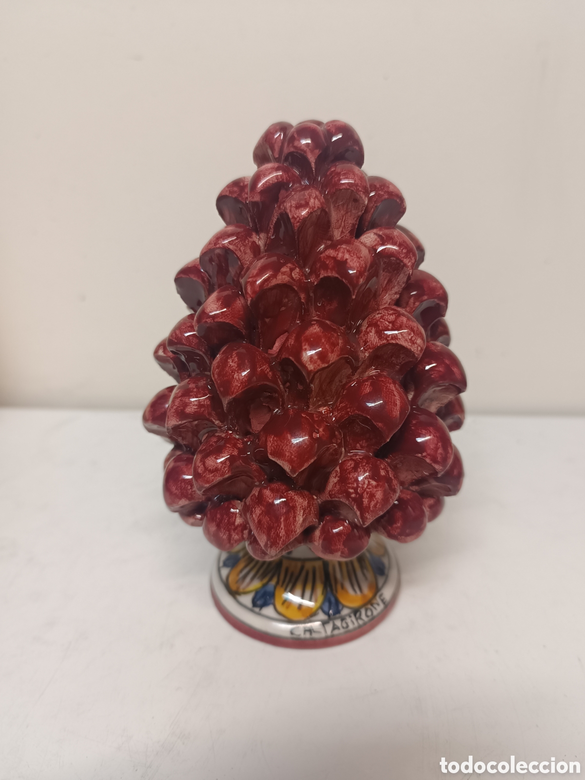 Artesan&iacute;a: In spagnolo: *&rdquo;Pi&ntilde;a de Caltagirone de 16 cm de altura, color burdeos con pie, decorada enteramente