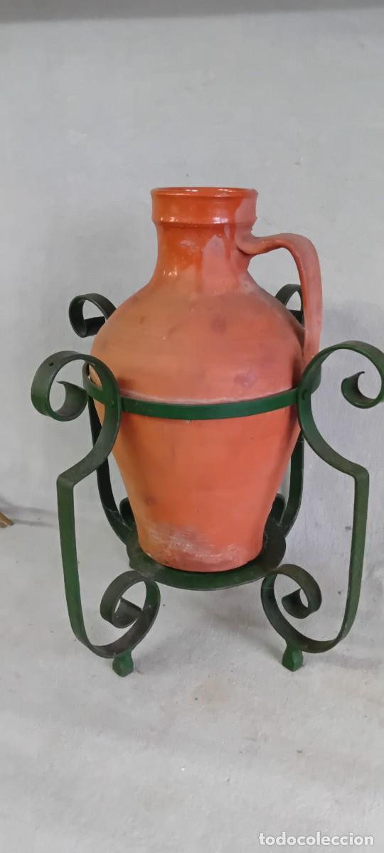 Artesan&iacute;a: Jarron de ceramica con soporte de hierro
