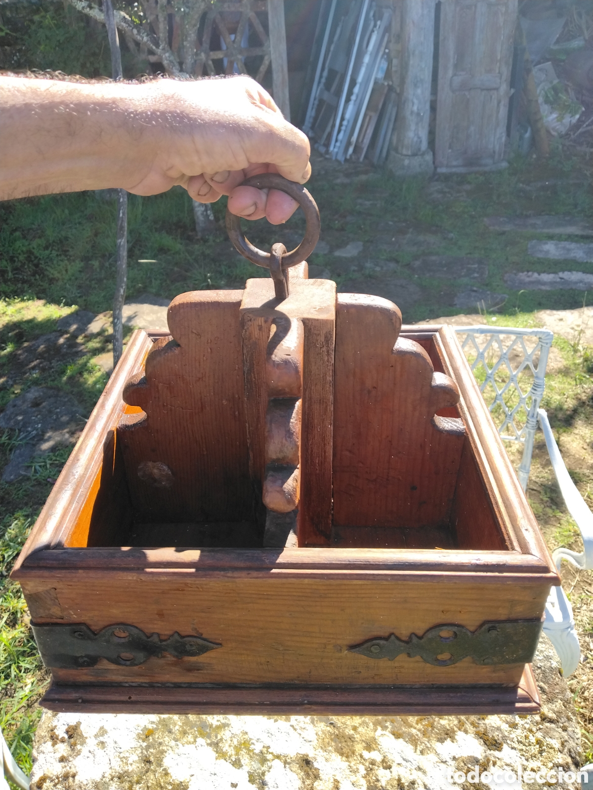Artesan&iacute;a: Botellero colgante r&uacute;stico de madera para 4 botellas.