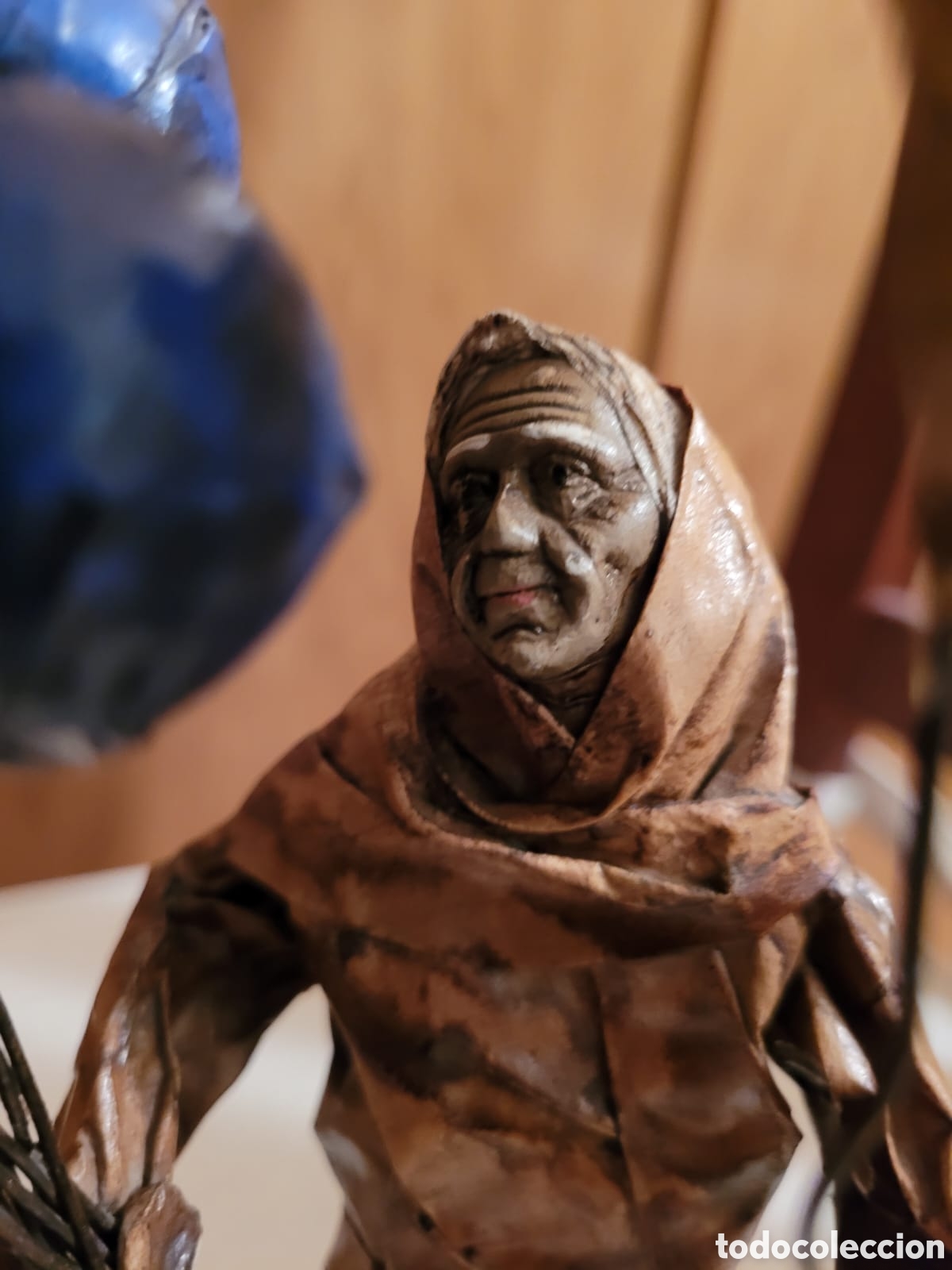 Artesan&iacute;a: FIGURA DE PAPEL MACHE Anciana vendiendo globos