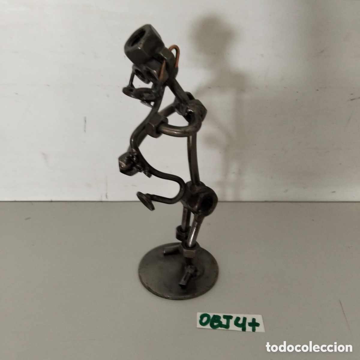 Artesan&iacute;a: escultura decorativa artesanal hecha a mano con tuercas