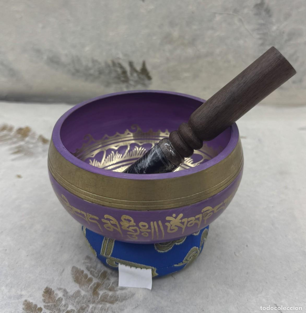 Artesan&iacute;a: Handcrafted Colorful Antique Tibetan Bowls.