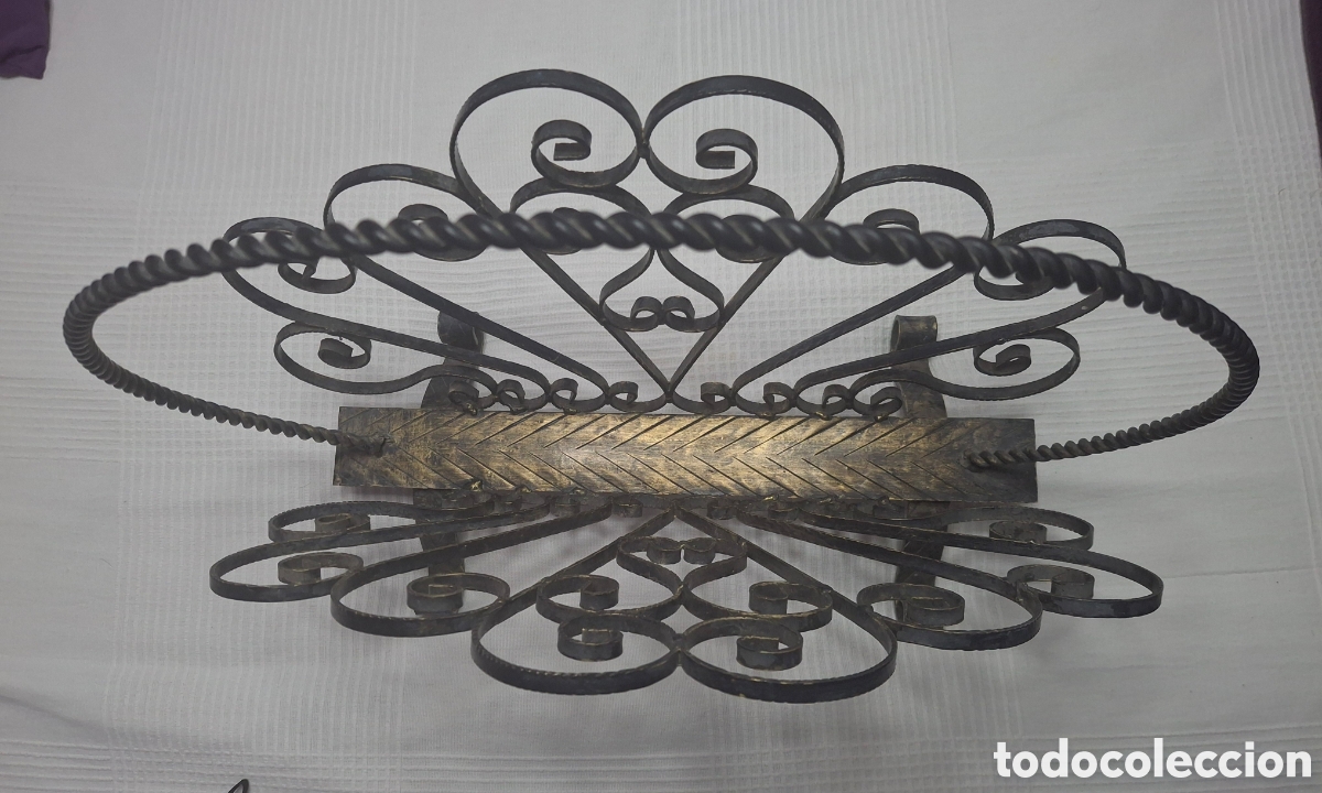Artesan&iacute;a: ANTIGUO REVISTERO DE FORJA, 43 CM DE BASE DORADA