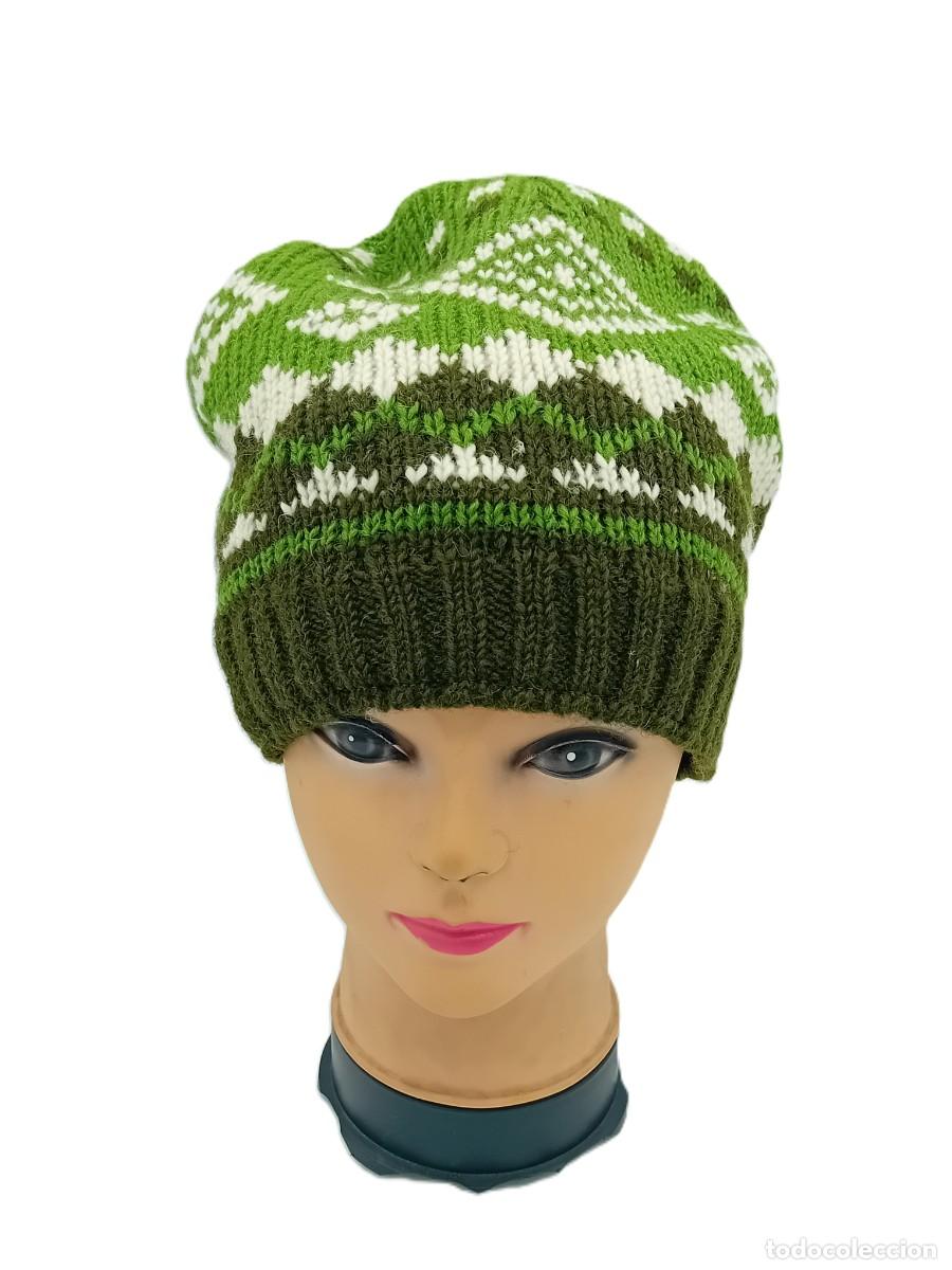 Artesan&iacute;a: Hand knitted woolen beanie (Unisex), 100% Yak Wool. Color: Green and white, Very Good Condition.