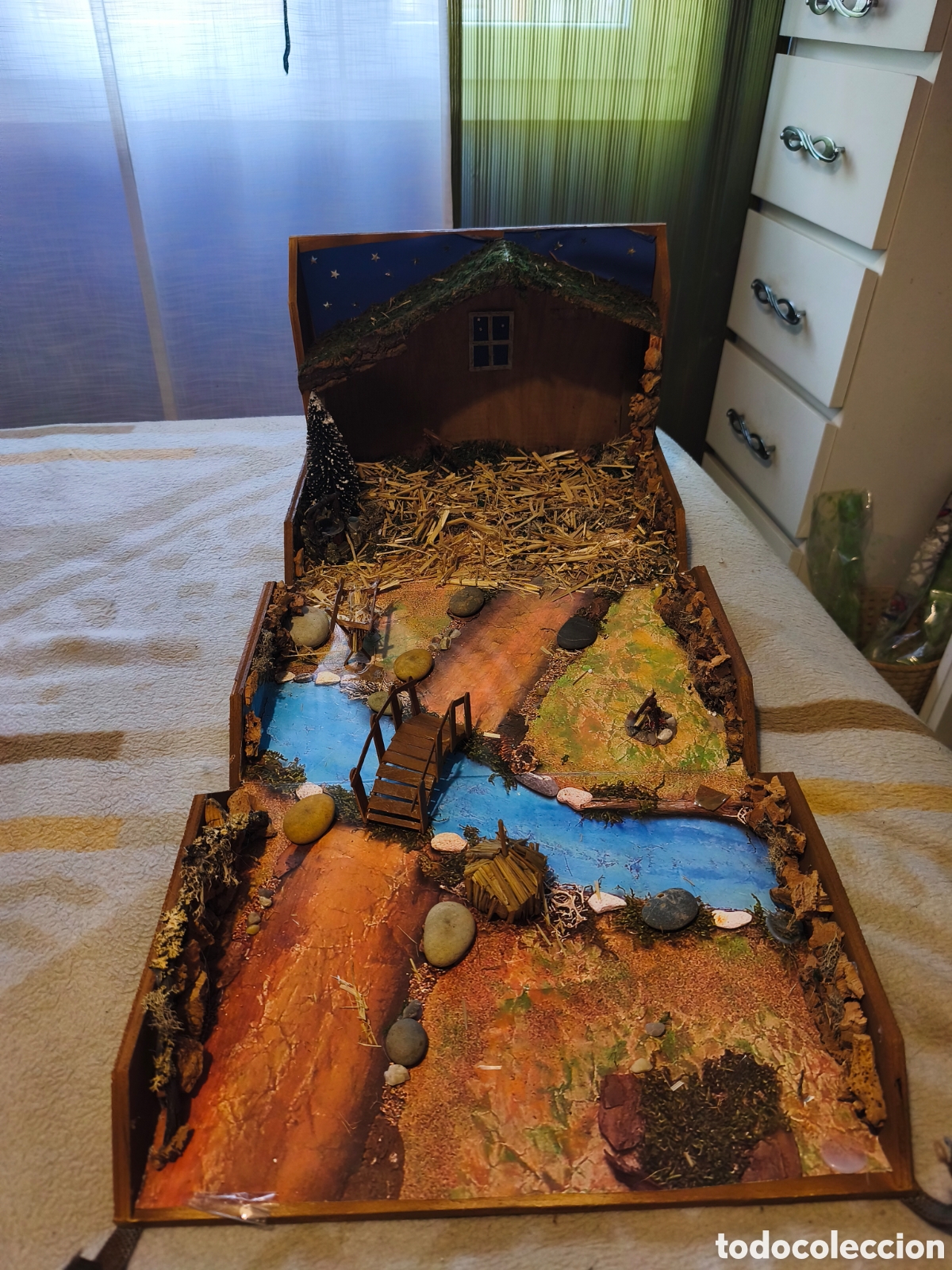 Artesan&iacute;a: Antiguo Bel&eacute;n port&aacute;til y plegable artesanal (A&ntilde;os 80) / Nacimiento malet&iacute;n