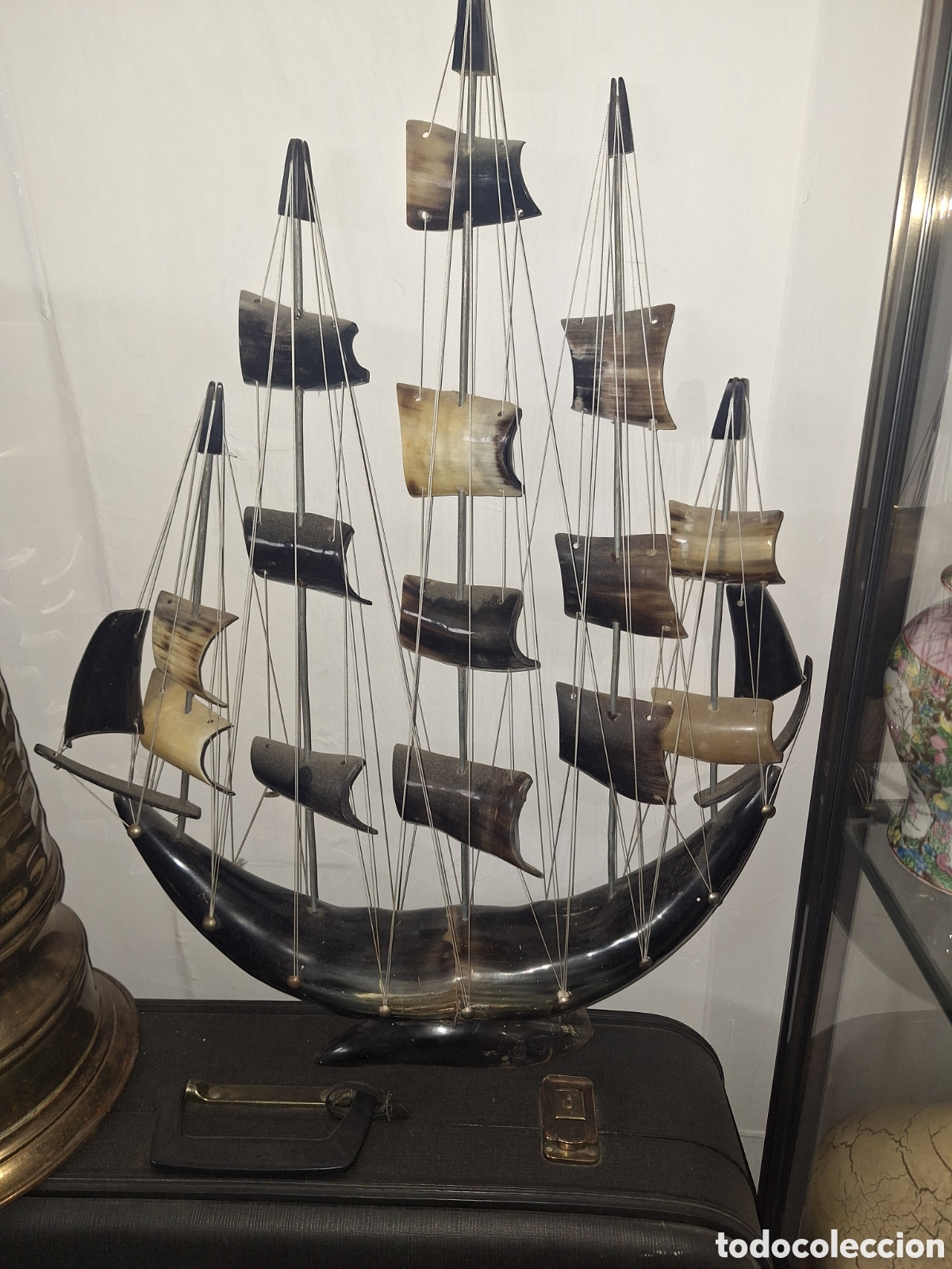 Artesan&iacute;a: barco decorativo artesanal (maqueta de velero) fabricado con asta de toro o cuerno de buey.