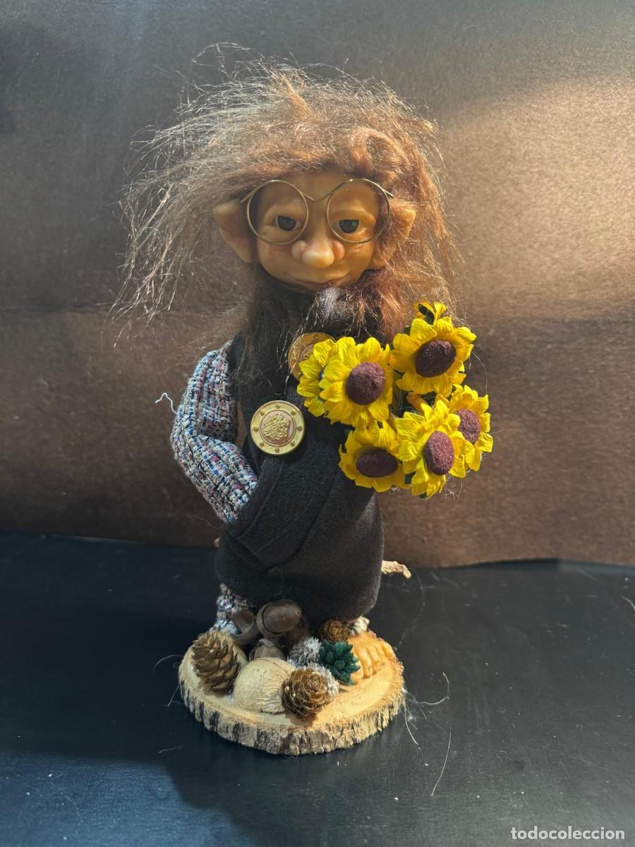 Artesan&iacute;a: Duende Troll Abuelo con gafas y ramo de girasoles Base de tronco natural decorada con pi&ntilde;as y bellot