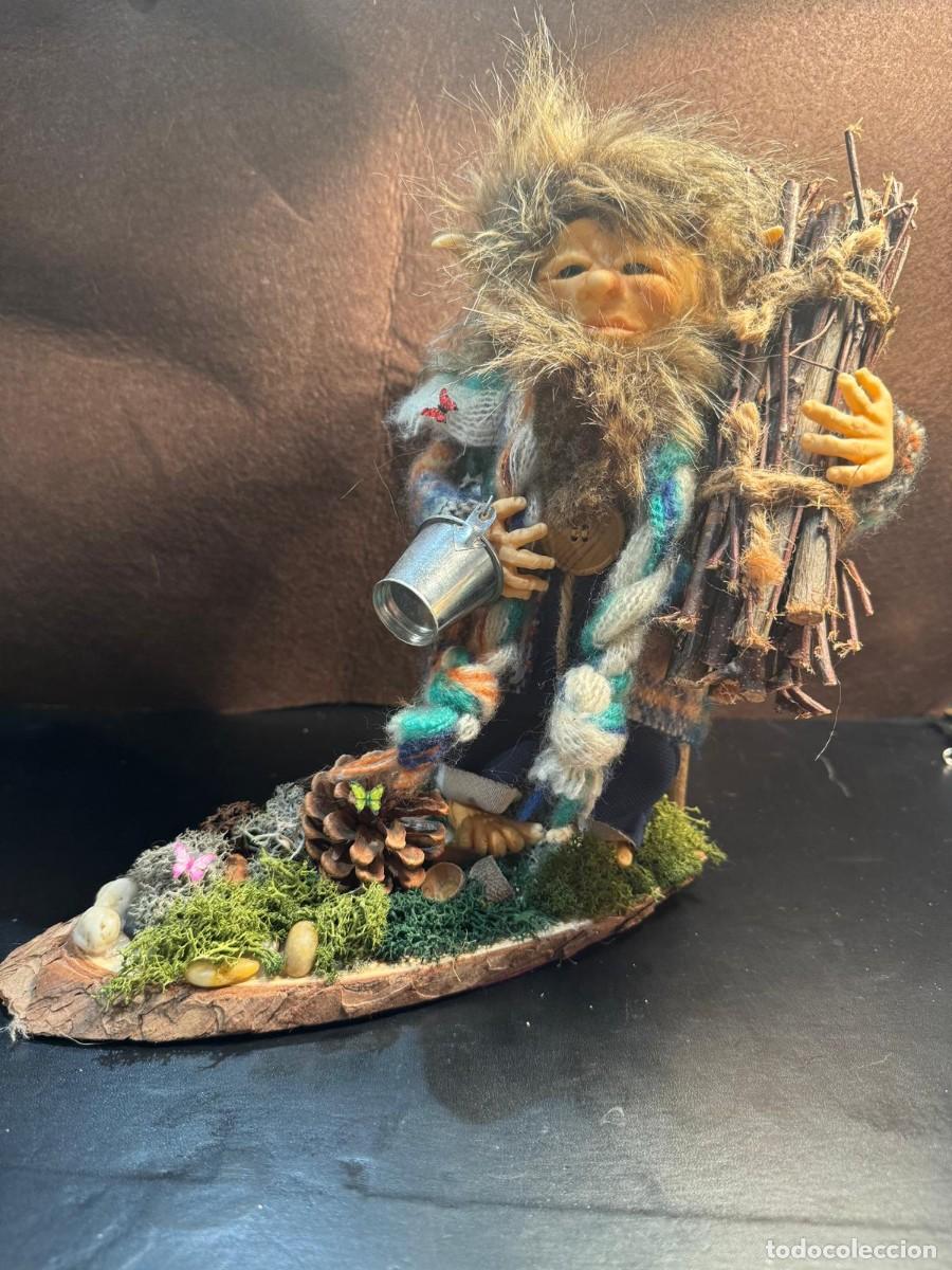 Artesan&iacute;a: Duende Troll Le&ntilde;ador con haz de le&ntilde;a a la espalda y cubo
