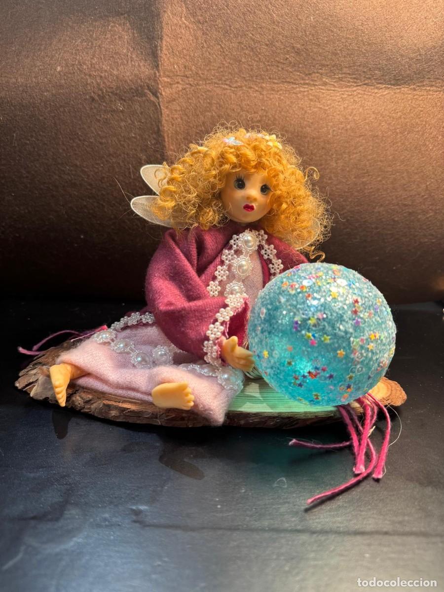 Artesan&iacute;a: Hada duende vintage sentada con bola de cristal azul con estrellas Pelo rizado rubio/pelirrojo, alas