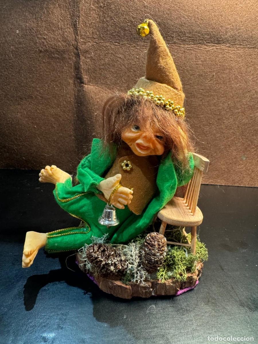 Artesan&iacute;a: Duende Troll con traje verde y gorro puntiagudo con cascabel Sostiene campanita