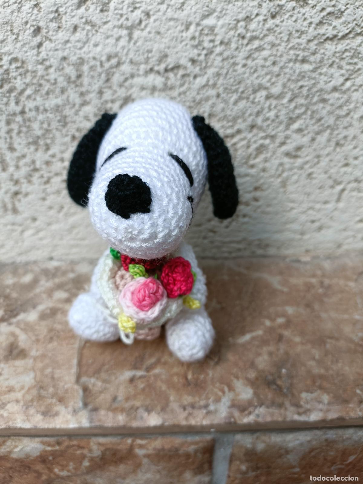 Artesan&iacute;a: SNOOPY DE CROCHET CON RAMO DE ROSAS, GANCHILLO, AMIGURUMI. HECHO A MANO. AMIGURUMIS