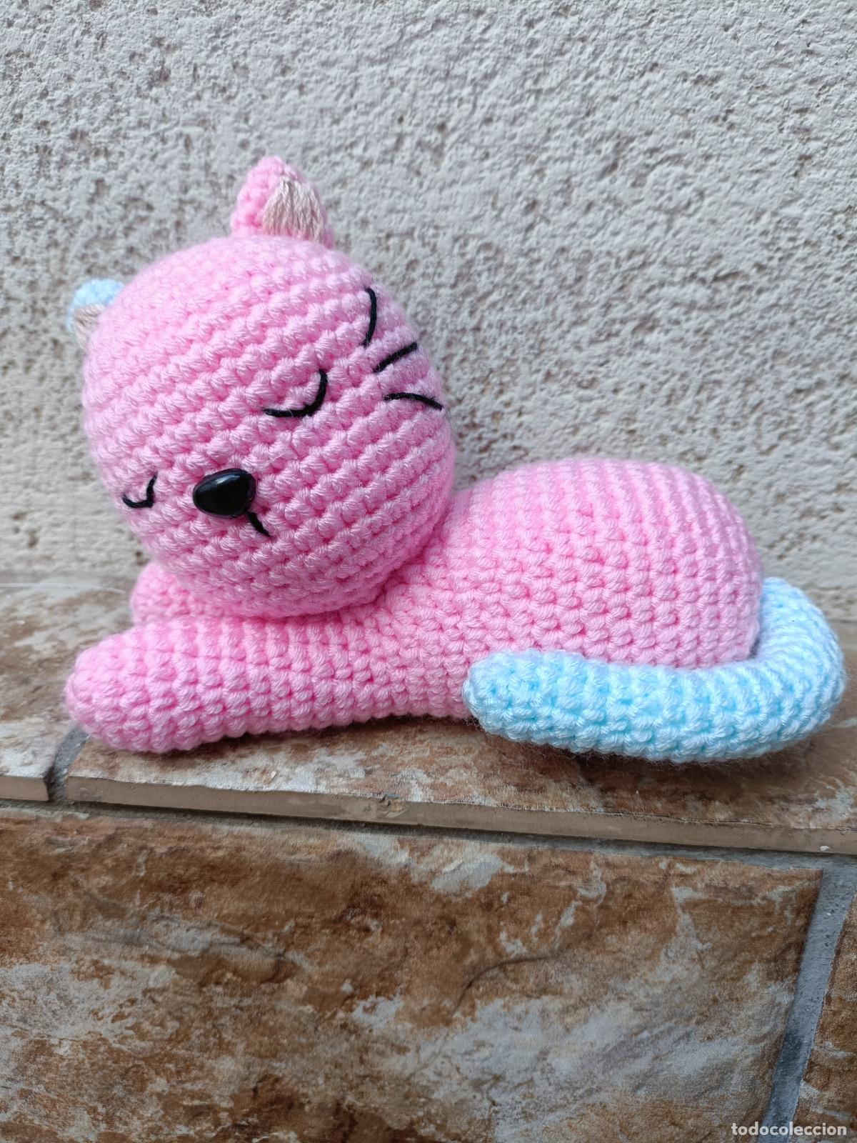 Artesan&iacute;a: GATITO DORMIDO DE CROCHET. GATO TUMBADO DE GANCHILLO, AMIGURUMI. HECHO A MANO. AMIGURUMIS