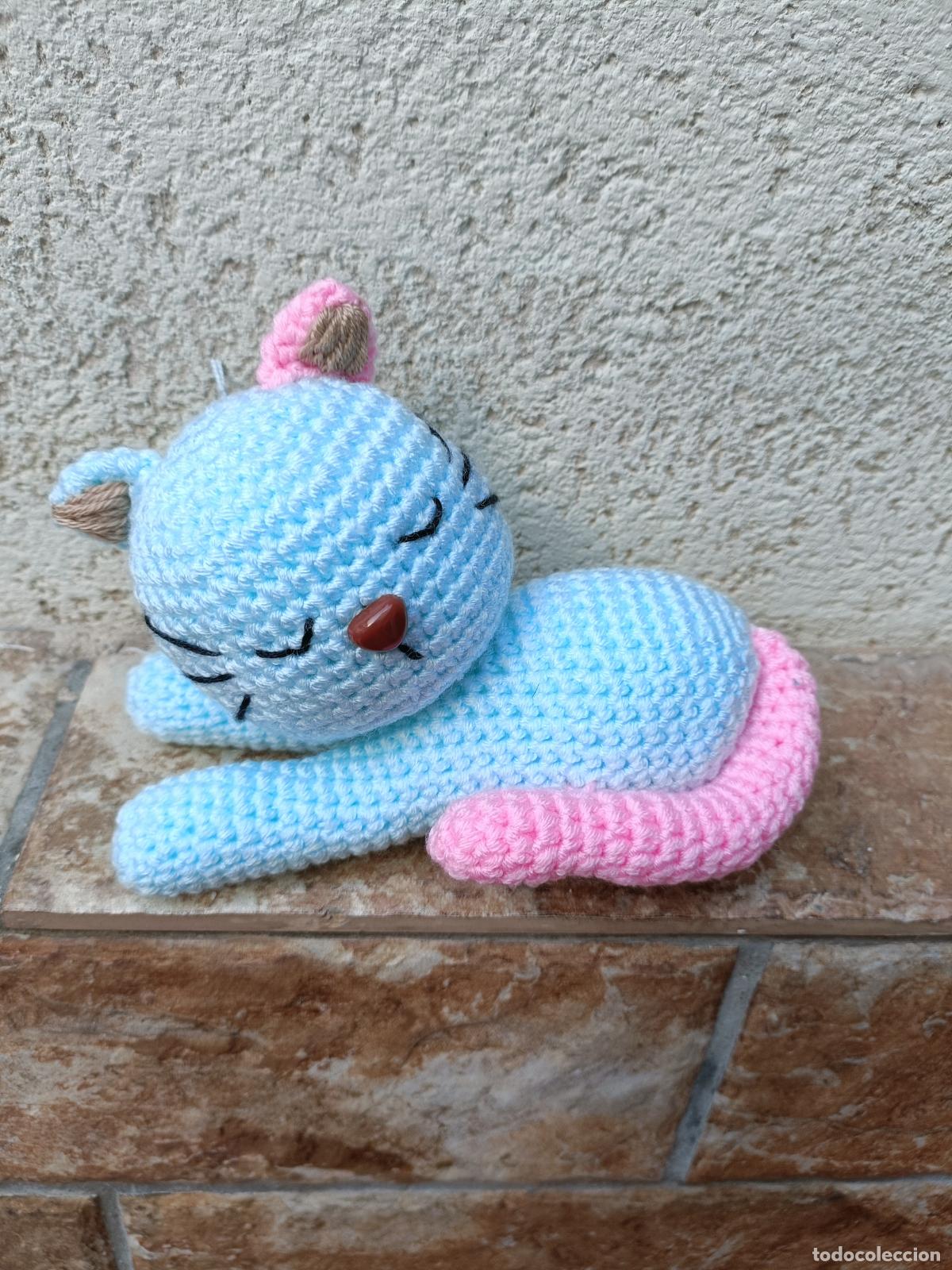 Artesan&iacute;a: GATITO DORMIDO DE CROCHET. GATO TUMBADO DE GANCHILLO, AMIGURUMI. HECHO A MANO. AMIGURUMIS