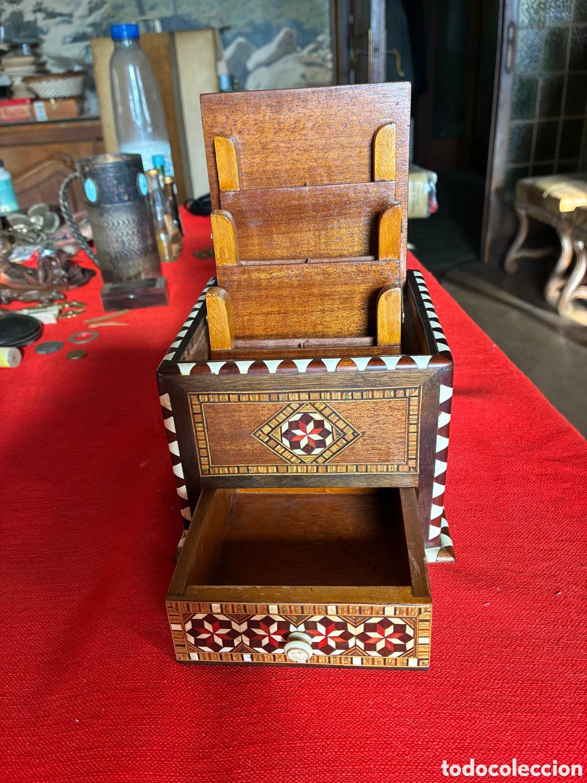 Artesan&iacute;a: Mueble de sobremesa realizado totalmente artesanal decorada con ricos mosaicos