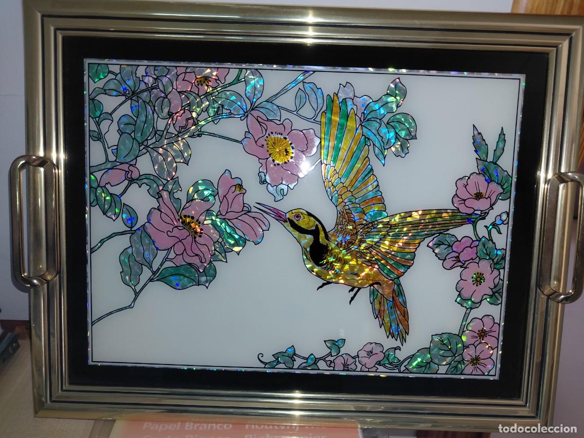Artesan&iacute;a: Bandeja vintage met&aacute;lica con cristal decorado (Colibr&iacute; y flores) &ndash; 35x45 cm