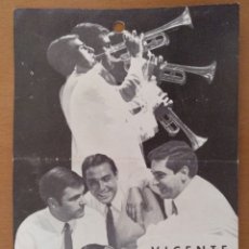 Autógrafos Antiguos de Cantantes y Músicos: TARJET VICENTE SERRANO Y SU CONJUNTO BARCELONA 1969 11 X 15 CM (APROX)
