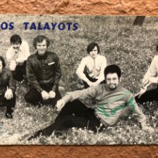 Autógrafos Antiguos de Cantantes y Músicos: LOS TALAYOTS. FOTOGRAFÍA PROMOCIONAL DE LA BANDA DE MALLORCA, 1968. FIRMADA POR TONI.