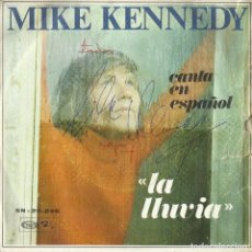 Autógrafos Antiguos de Cantantes y Músicos: MIKE KENNEDY. AUTÓGRAFO, FIRMA EN LP. LA LLUVIA. 1969. SINGLE. 18X18 CM. CANTA EN ESPAÑOL.. Lote 343273208